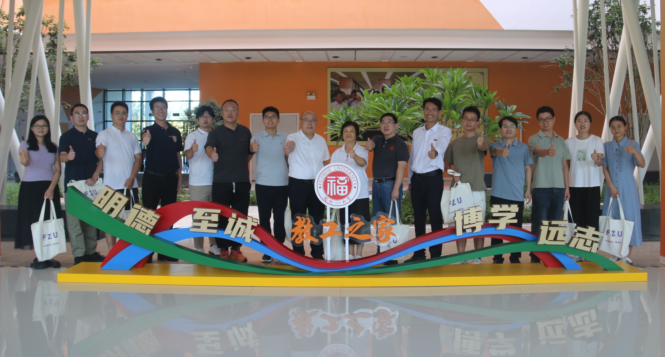 C:/Users/38611/Desktop/0910先进制造学院与海洋学院召开庆祝第41个教师节教师代表座谈会/20250909合影.JPG20250909合影