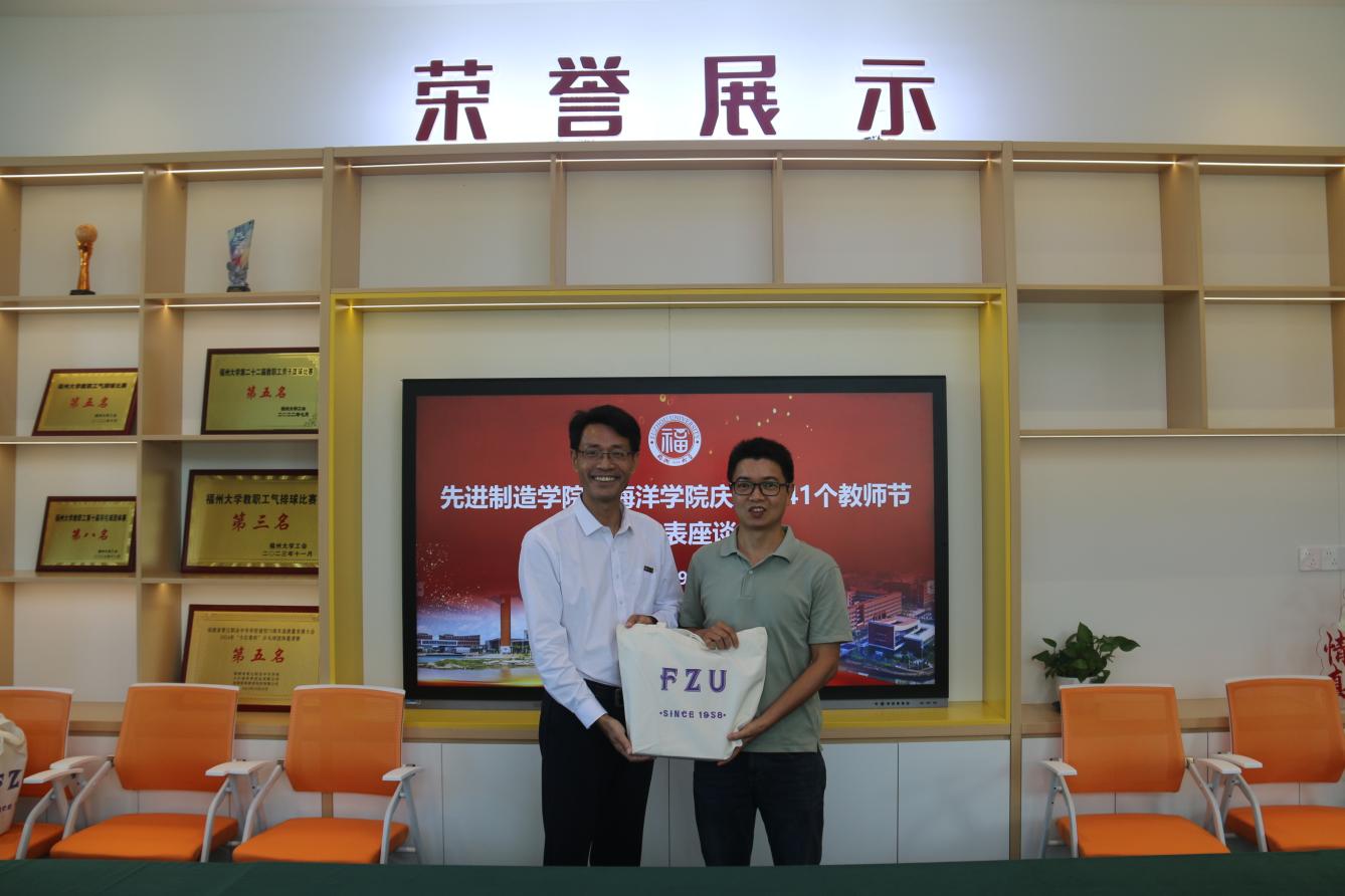 20250909学院领导为受表彰教师发放慰问品