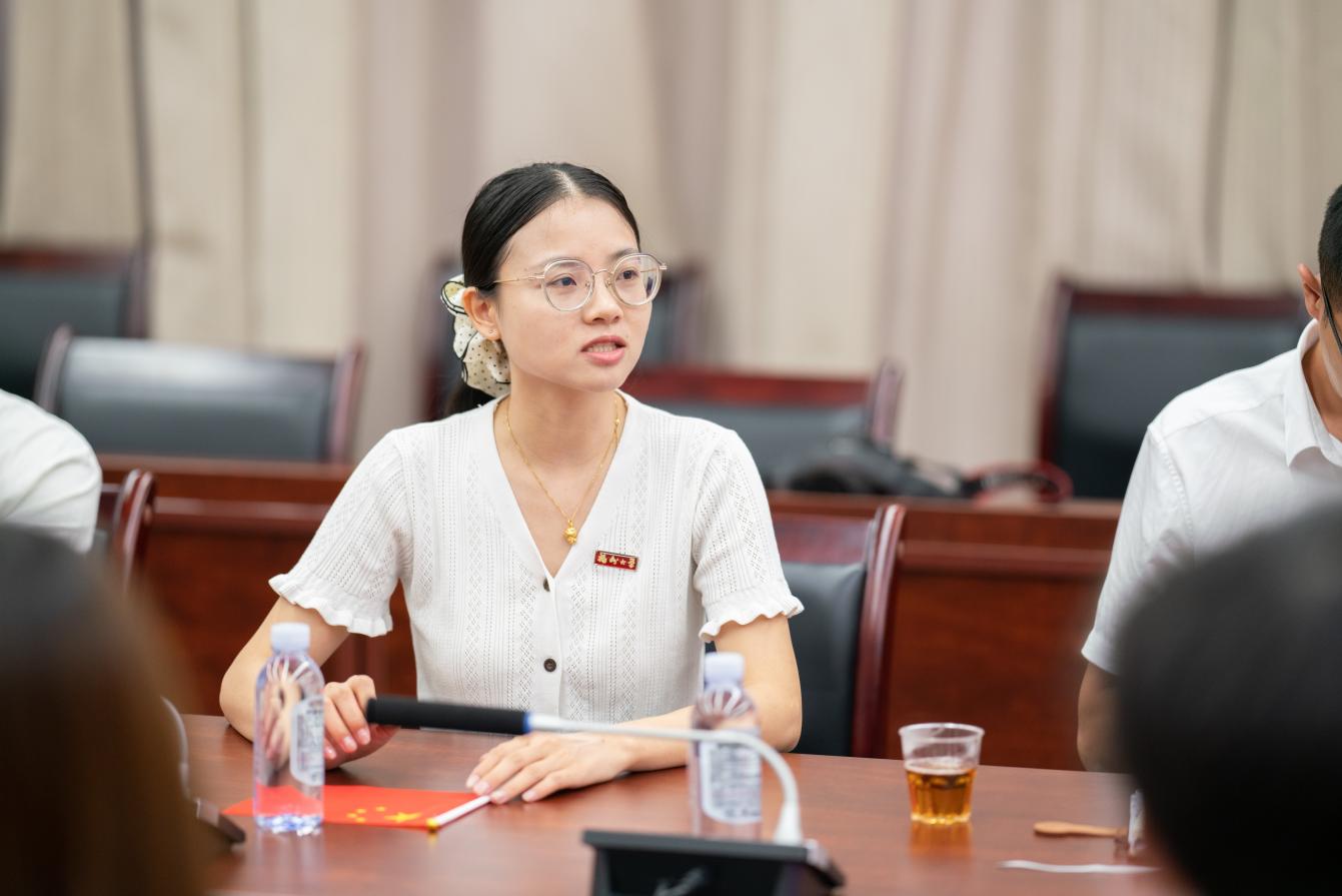 晋江校区收看阅兵后师生座谈会 教师发言-庄卓臻 摄
